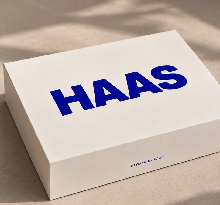 Gesloten crème HAAS-doos met blauw woordmerk