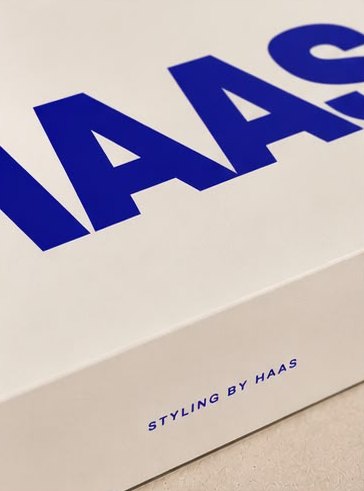 Hoek van de HAAS-doos met STYLING BY HAAS op de zijkant